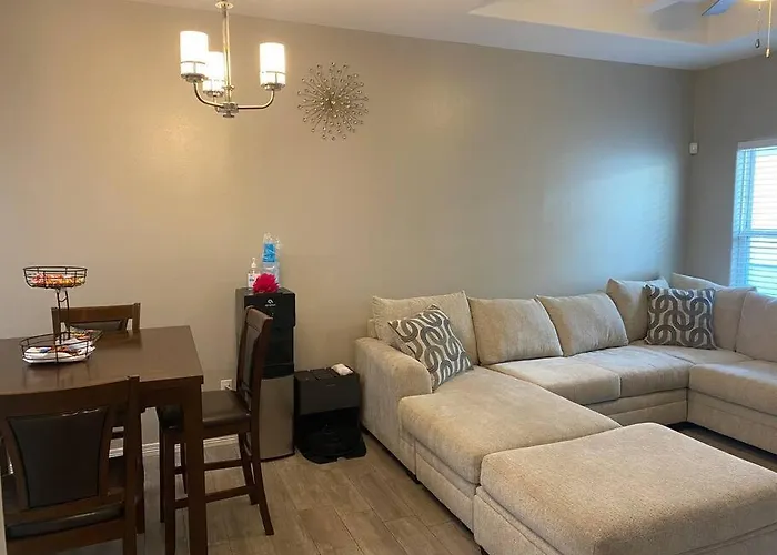 Spacious Getaway Near Utrgv
