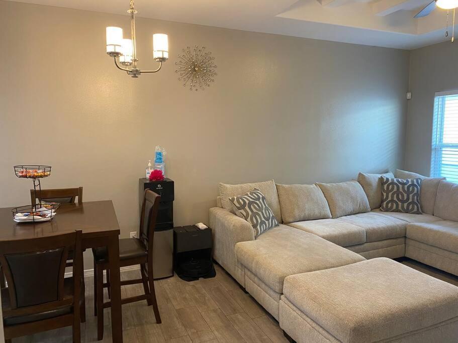 Apartment Spacious Getaway Near Utrgv Edinburg